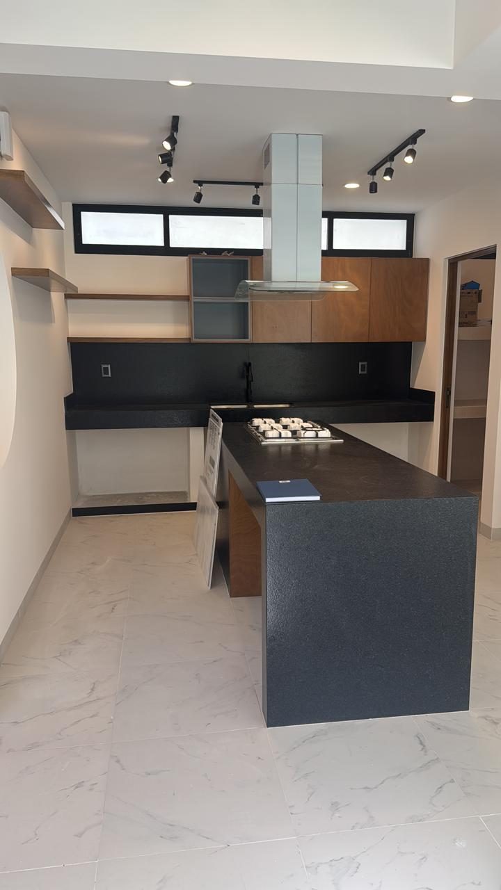 Cocina equipada con isla y campana