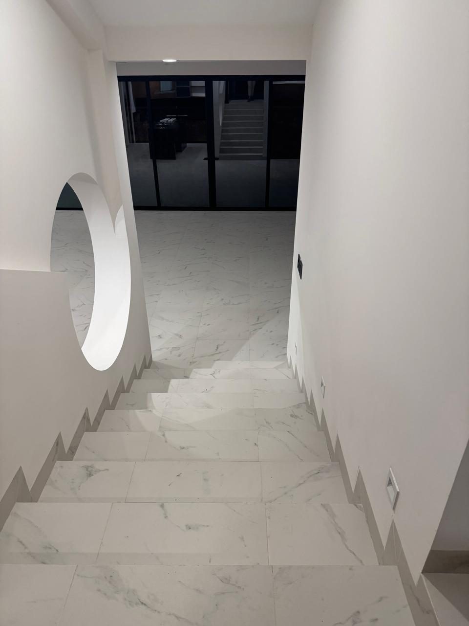 Acceso y vestíbulo de la casa
