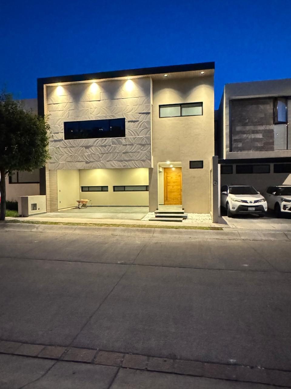 Fachada nocturna iluminada