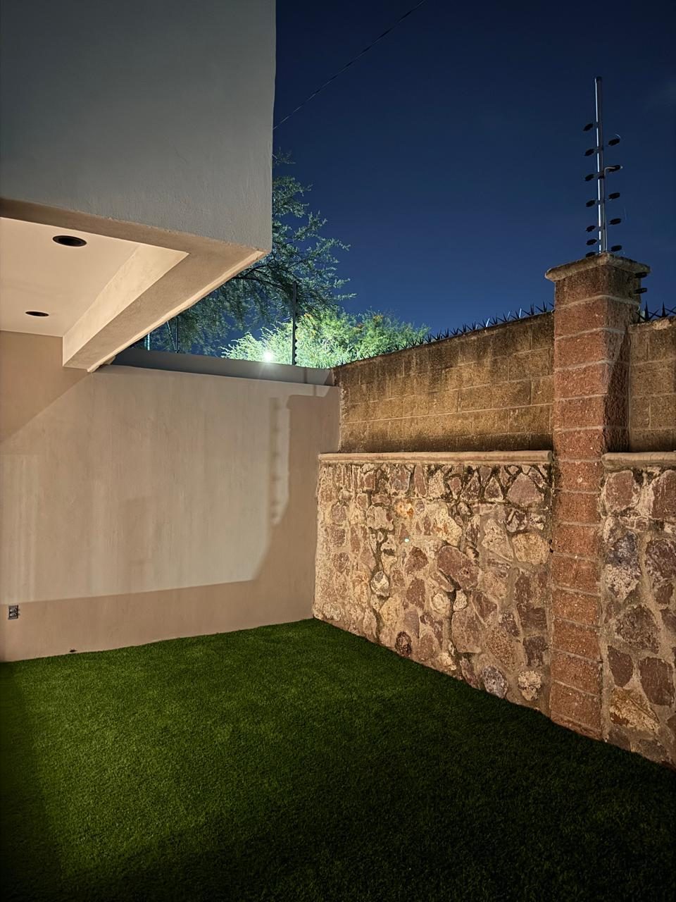 Jardín iluminado de noche