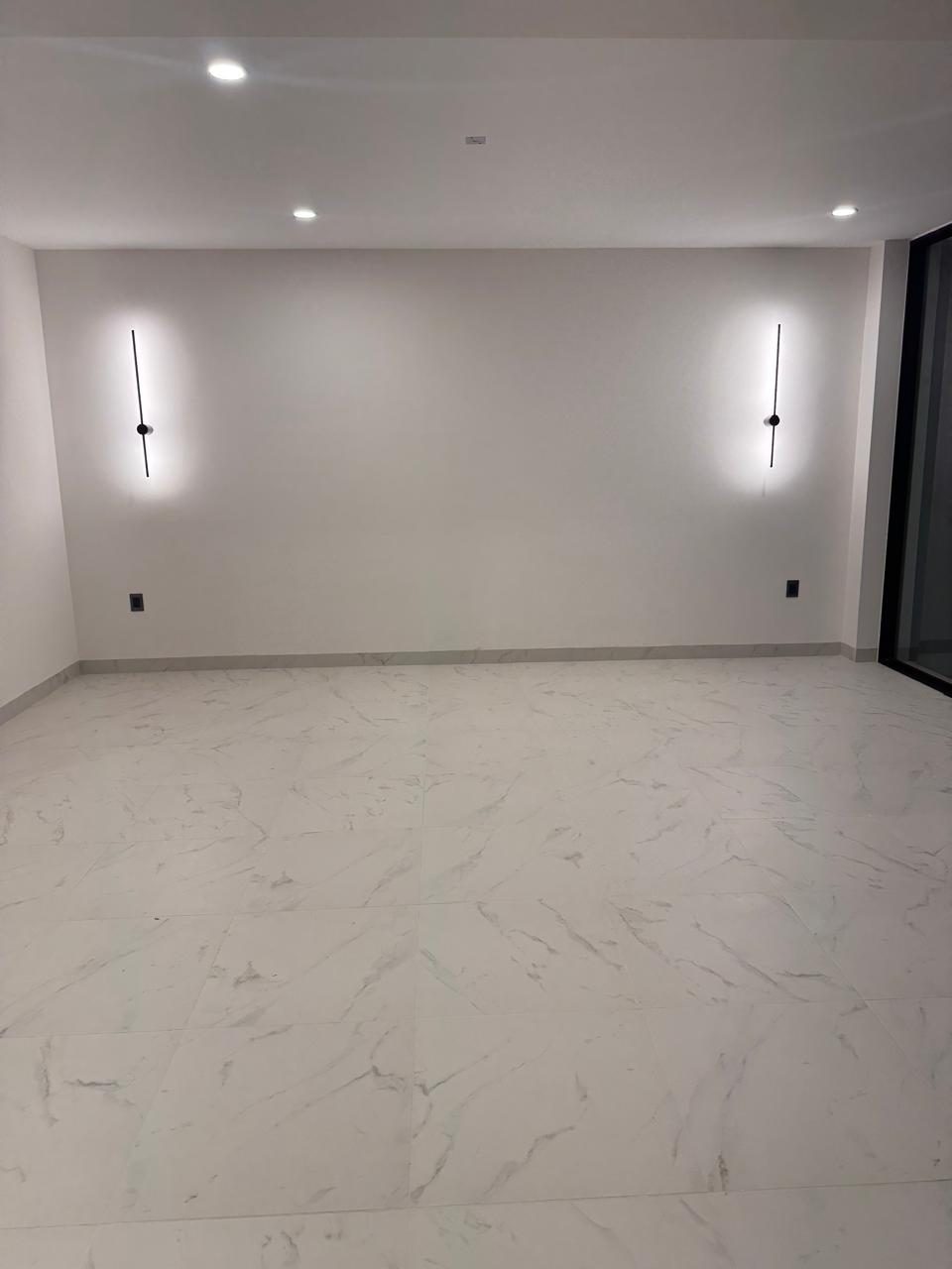 Sala comedor amplia con luminarias lineales