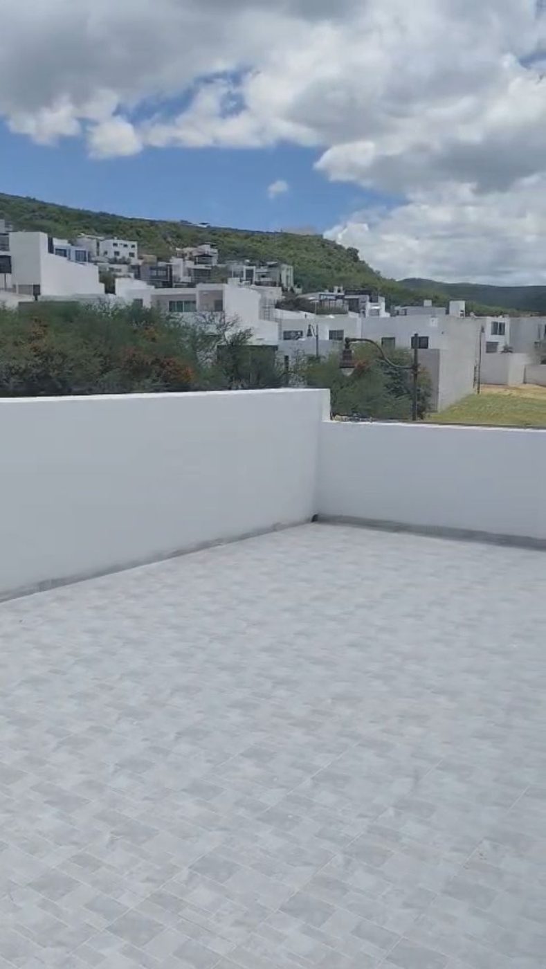 Terraza en el cuarto nivel con vista al cerro